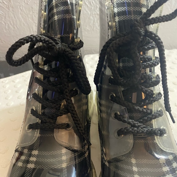 DIRTY LAUNDRY BY CHINESE LAUNDRY WOMEN'S ROADIE RAIN BOOT - Picture 6 of 16